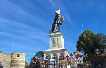 Une dizaine de militants d’Extinction Rebellion ont mené une action spectaculaire ce dimanche à Angers. La statue du roi René a été coiffée d’un chapeau XXL fabriqué avec des publicités pour dénoncer la place de la publicité dans l’espace public.
