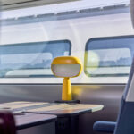 Fabriquée près d’ Angers, cette nouvelle lampe va équiper les futurs TGV INOUI Imaginée par AREP et le studio japonais Nendo, la nouvelle lampe qui équipera les TGV INOUI nouvelle génération est fabriquée à Angers par Brossier Saderne. Elle sera aussi commercialisée auprès du grand public dès septembre 2026.