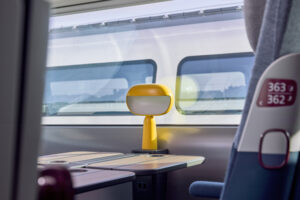 Imaginée par AREP et le studio japonais Nendo, la nouvelle lampe qui équipera les TGV INOUI nouvelle génération est fabriquée à Angers par Brossier Saderne. Elle sera aussi commercialisée auprès du grand public dès septembre 2026.