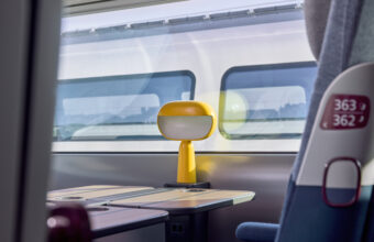 Imaginée par AREP et le studio japonais Nendo, la nouvelle lampe qui équipera les TGV INOUI nouvelle génération est fabriquée à Angers par Brossier Saderne. Elle sera aussi commercialisée auprès du grand public dès septembre 2026.