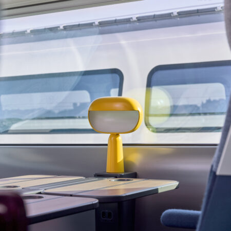 Imaginée par AREP et le studio japonais Nendo, la nouvelle lampe qui équipera les TGV INOUI nouvelle génération est fabriquée à Angers par Brossier Saderne. Elle sera aussi commercialisée auprès du grand public dès septembre 2026.