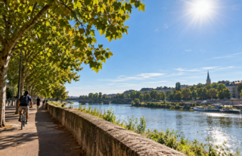 Le soleil va encore largement dominer le Maine-et-Loire ce lundi 14 septembre. À Angers et dans plusieurs secteurs de l’Anjou, les températures pourront grimper jusqu’à 28 °C dans l’après-midi, offrant une journée aux allures estivales avant une évolution du temps dans les prochains jours.