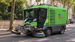 Pour arroser un jeune arbre, nettoyer une rue ou certains équipements publics, une eau récupérée peut parfois suffire. Encore faut-il qu’elle respecte les conditions sanitaires et réglementaires nécessaires à son utilisation.