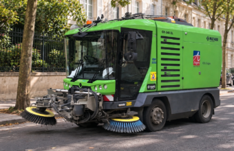 Pour arroser un jeune arbre, nettoyer une rue ou certains équipements publics, une eau récupérée peut parfois suffire. Encore faut-il qu’elle respecte les conditions sanitaires et réglementaires nécessaires à son utilisation.