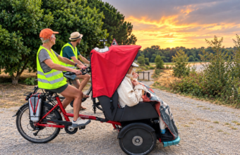 DR- À la Roseraie, il est désormais prêt à prendre la route. Un drôle de vélo à trois roues, équipé d’une assistance électrique, attend ses premiers passagers. Son objectif : permettre à des habitants du quartier, notamment des seniors, de retrouver le plaisir d’une balade à vélo, même lorsque pédaler seul n’est plus possible.