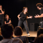 À Angers, 10 troupes d’improvisation vont faire vivre des histoires qui n’existeront qu’une seule fois Du 25 au 27 septembre, les Folies Angevines accueillent le premier FITA. Dix troupes d’improvisation angevines proposeront sept spectacles entièrement improvisés.