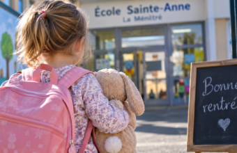 Elia, 3 ans, attend une AESH pour pouvoir suivre normalement sa première année de maternelle à La Ménitré.