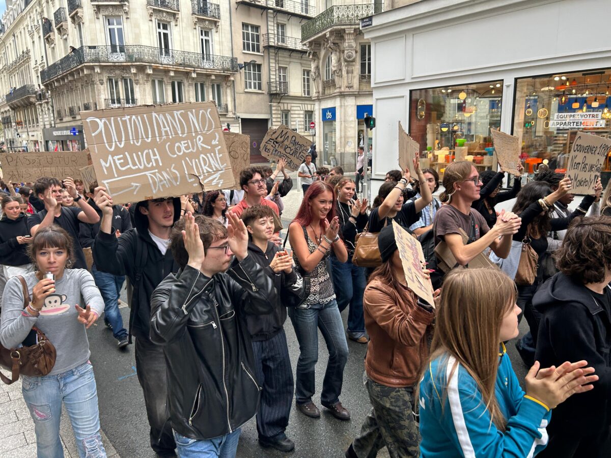 2 000 personnes manifestent à Angers ce mardi 29 septembre selon FO. Les lycéens sont en tête du cortège, qui passe par Sainte-Croix et le boulevard du Roi-René