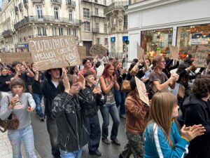 2 000 personnes manifestent à Angers ce mardi 29 septembre selon FO. Les lycéens sont en tête du cortège, qui passe par Sainte-Croix et le boulevard du Roi-René