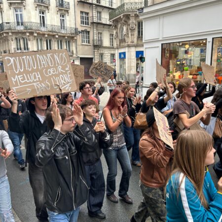 2 000 personnes manifestent à Angers ce mardi 29 septembre selon FO. Les lycéens sont en tête du cortège, qui passe par Sainte-Croix et le boulevard du Roi-René