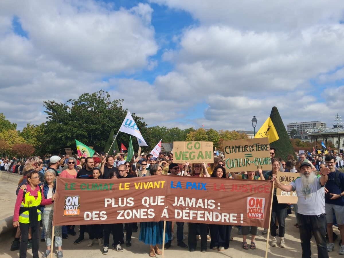 Parti du jardin du Mail, le cortège a traversé Angers ce samedi 26 septembre dans le cadre d’une mobilisation nationale. Les organisateurs annoncent plus de 2 000 participants, tandis que les forces de l’ordre en ont comptabilisé 1 500.