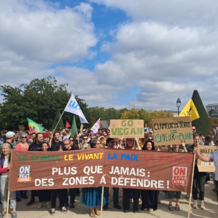 Parti du jardin du Mail, le cortège a traversé Angers ce samedi 26 septembre dans le cadre d’une mobilisation nationale. Les organisateurs annoncent plus de 2 000 participants, tandis que les forces de l’ordre en ont comptabilisé 1 500.