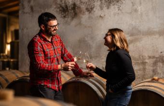 : À Champ-sur-Layon, Constance Martinet et Matthieu Millasseau écrivent une nouvelle page de l’histoire familiale du Domaine Marie Millasseau, entre viticulture biologique et œnotourisme.