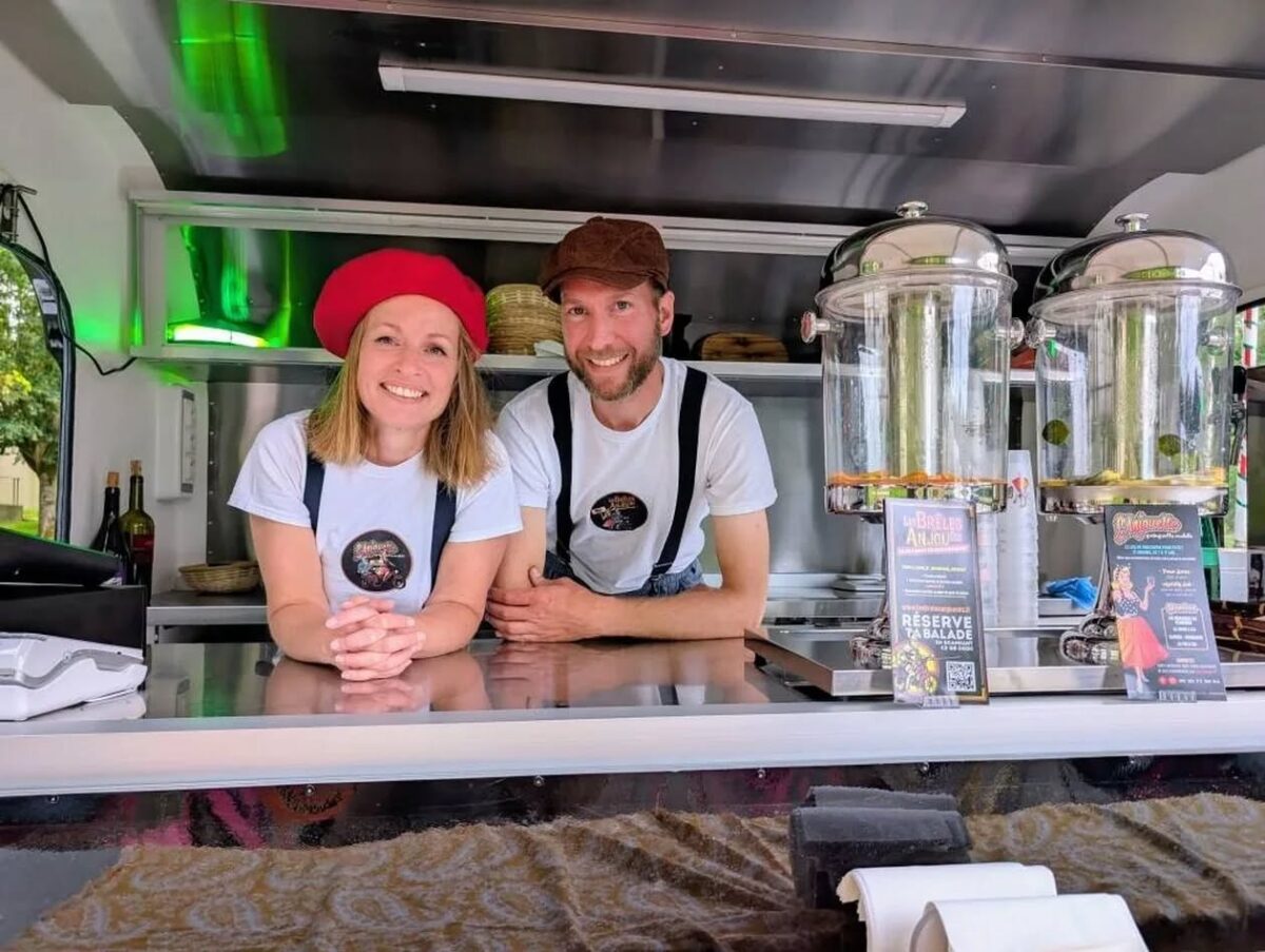 Une guinguette mobile sillonne neuf villages du Sud-Anjou. L’Anjouette propose apéro, planches, crêpes, jeux et musique jusqu’au 18 octobre.