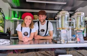 Une guinguette mobile sillonne neuf villages du Sud-Anjou. L’Anjouette propose apéro, planches, crêpes, jeux et musique jusqu’au 18 octobre.
