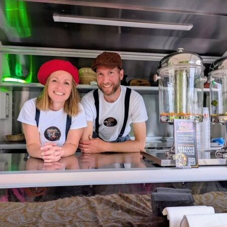 Une guinguette mobile sillonne neuf villages du Sud-Anjou. L’Anjouette propose apéro, planches, crêpes, jeux et musique jusqu’au 18 octobre.