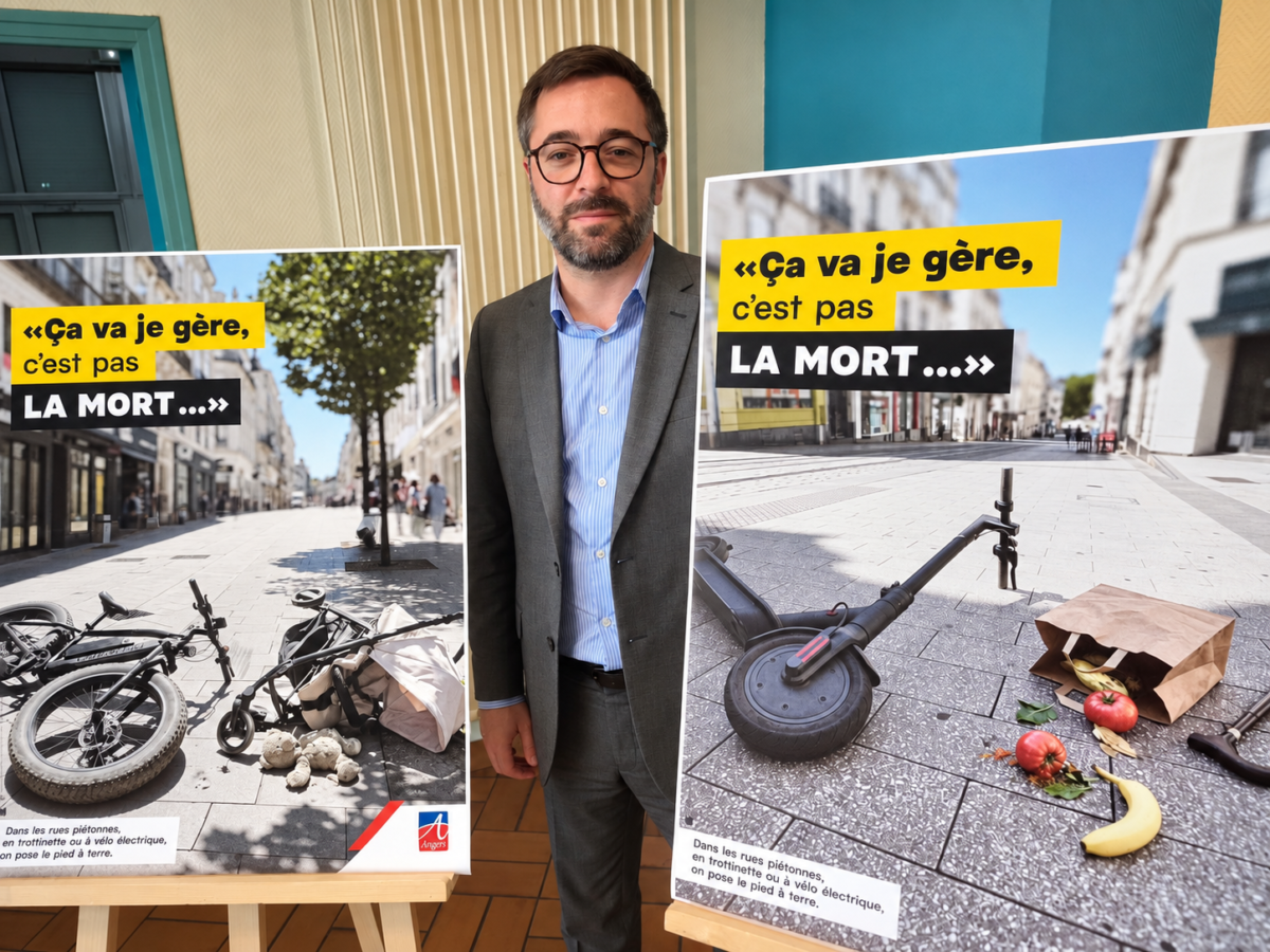 Credit Angers Info - AM/ Anthony Lusson, adjoint à la sécurité à la Ville d'Angers présentant les affiches de la prochaine communication de Sécurité Routière