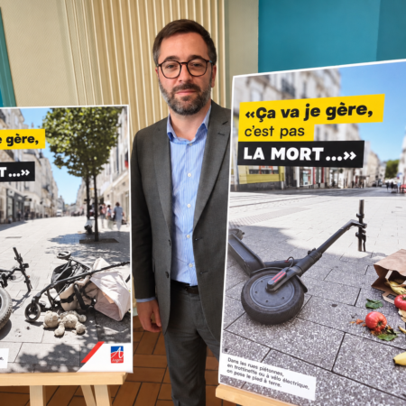 Credit Angers Info - AM/ Anthony Lusson, adjoint à la sécurité à la Ville d'Angers présentant les affiches de la prochaine communication de Sécurité Routière