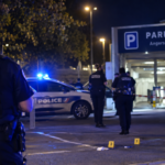 Tentative de meurtre à Angers : cinq coups de couteau au cou, le suspect demande sa remise en liberté Un jeune homme d’une vingtaine d’années est mis en examen pour tentative de meurtre après une violente agression au couteau à Angers. La victime avait reçu cinq coups au niveau du cou et du crâne.