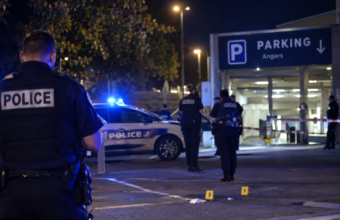 Un jeune homme d’une vingtaine d’années est mis en examen pour tentative de meurtre après une violente agression au couteau à Angers. La victime avait reçu cinq coups au niveau du cou et du crâne.