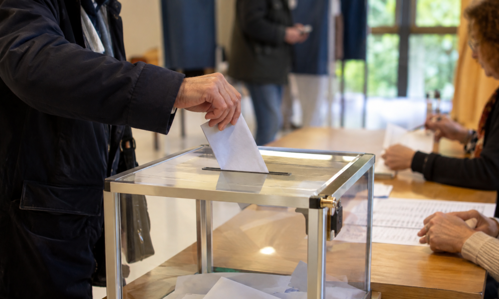 En Vendée, le socialiste Stéphane Ibarra conteste l’élection de Maxence de Rugy au Sénat À quelques semaines du vote, les formations de la gauche socialiste veulent transformer la primaire en rendez-vous politique local. En Maine-et-Loire, le Parti socialiste, Place publique et la Gauche républicaine et socialiste (GRS) organisent ensemble réunions, permanences et accompagnement au vote électronique.