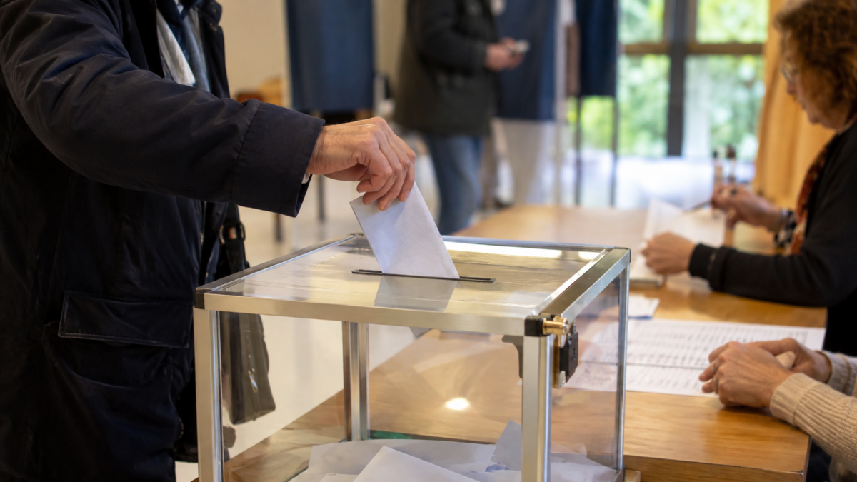 À quelques semaines du vote, les formations de la gauche socialiste veulent transformer la primaire en rendez-vous politique local. En Maine-et-Loire, le Parti socialiste, Place publique et la Gauche républicaine et socialiste (GRS) organisent ensemble réunions, permanences et accompagnement au vote électronique.