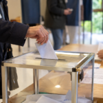 Primaire de la gauche : à Angers et dans le Maine-et-Loire, le PS, Place publique et la GRS se mettent en ordre de marche À quelques semaines du vote, les formations de la gauche socialiste veulent transformer la primaire en rendez-vous politique local. En Maine-et-Loire, le Parti socialiste, Place publique et la Gauche républicaine et socialiste (GRS) organisent ensemble réunions, permanences et accompagnement au vote électronique.