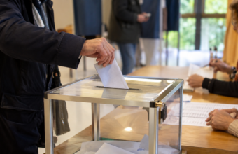 À quelques semaines du vote, les formations de la gauche socialiste veulent transformer la primaire en rendez-vous politique local. En Maine-et-Loire, le Parti socialiste, Place publique et la Gauche républicaine et socialiste (GRS) organisent ensemble réunions, permanences et accompagnement au vote électronique.