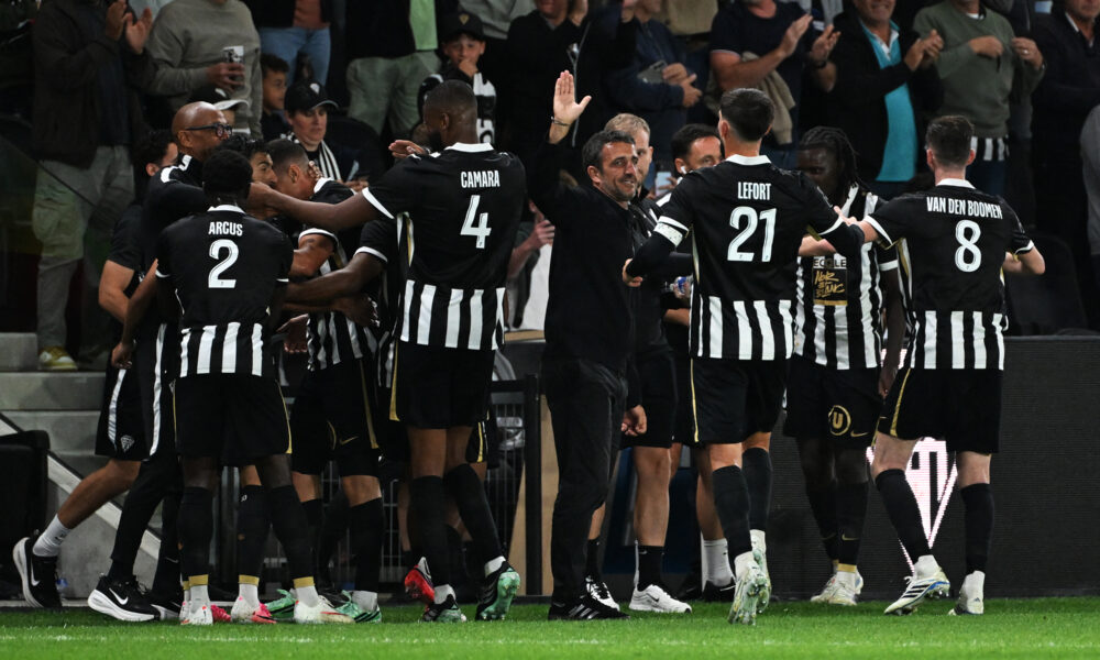 « Chaque match a sa vérité » : Angers SCO veut surprendre face à l’Olympique lyonnais L'entraîneur français d'Angers, Stéphane Gilli (au centre), célèbre avec ses joueurs après un but marqué lors du match de Ligue 1 opposant le SCO Angers à l'ES Troyes AC au Stade Raymond-Kopa d'Angers, dans l'ouest de la France, le 19 septembre 2026. (Photo : Sébastien Salom-Gomis / AFP)