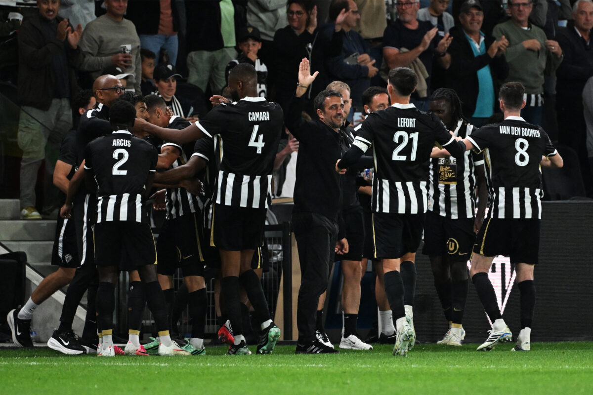 L'entraîneur français d'Angers, Stéphane Gilli (au centre), célèbre avec ses joueurs après un but marqué lors du match de Ligue 1 opposant le SCO Angers à l'ES Troyes AC au Stade Raymond-Kopa d'Angers, dans l'ouest de la France, le 19 septembre 2026. (Photo : Sébastien Salom-Gomis / AFP)