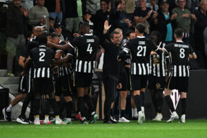 L'entraîneur français d'Angers, Stéphane Gilli (au centre), célèbre avec ses joueurs après un but marqué lors du match de Ligue 1 opposant le SCO Angers à l'ES Troyes AC au Stade Raymond-Kopa d'Angers, dans l'ouest de la France, le 19 septembre 2026. (Photo : Sébastien Salom-Gomis / AFP)