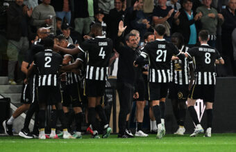 L'entraîneur français d'Angers, Stéphane Gilli (au centre), célèbre avec ses joueurs après un but marqué lors du match de Ligue 1 opposant le SCO Angers à l'ES Troyes AC au Stade Raymond-Kopa d'Angers, dans l'ouest de la France, le 19 septembre 2026. (Photo : Sébastien Salom-Gomis / AFP)
