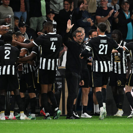 L'entraîneur français d'Angers, Stéphane Gilli (au centre), célèbre avec ses joueurs après un but marqué lors du match de Ligue 1 opposant le SCO Angers à l'ES Troyes AC au Stade Raymond-Kopa d'Angers, dans l'ouest de la France, le 19 septembre 2026. (Photo : Sébastien Salom-Gomis / AFP)