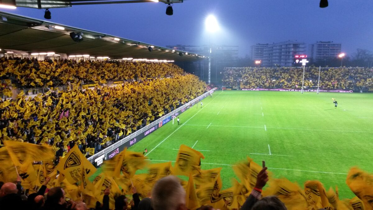 L’image actuelle n’a pas de texte alternatif. Le nom du fichier est : Ambiance_JAUNE_ET_MOIR-scaled.jpg