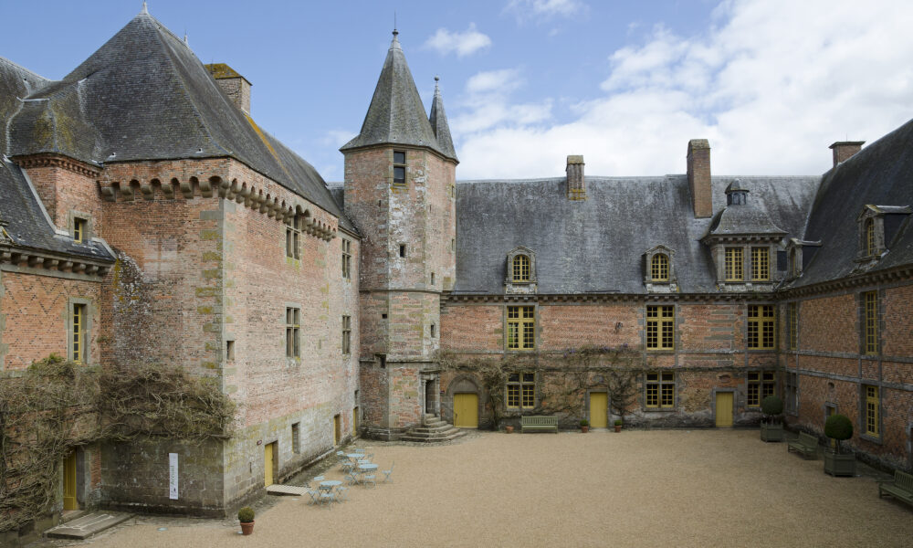Le château de Carrouges dévoile près de mille ans d’histoire au cœur du bocage ornais