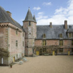 Le château de Carrouges dévoile près de mille ans d’histoire au cœur du bocage ornais