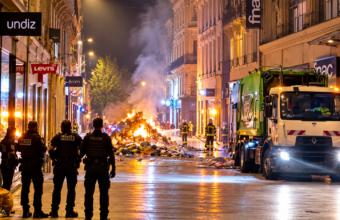 Une importante quantité de déchets a été retrouvée rue Lenepveu ce jeudi matin à Angers. Quelques heures plus tôt, un camion de collecte avait pris feu en plein centre-ville.