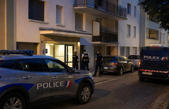 Le corps sans vie d’une femme âgée de 80 ans a été découvert ce mardi 8 septembre, à son domicile situé au premier étage d’une résidence de la rue de la Charnasserie, à Angers, à proximité du lycée Jean-Moulin.