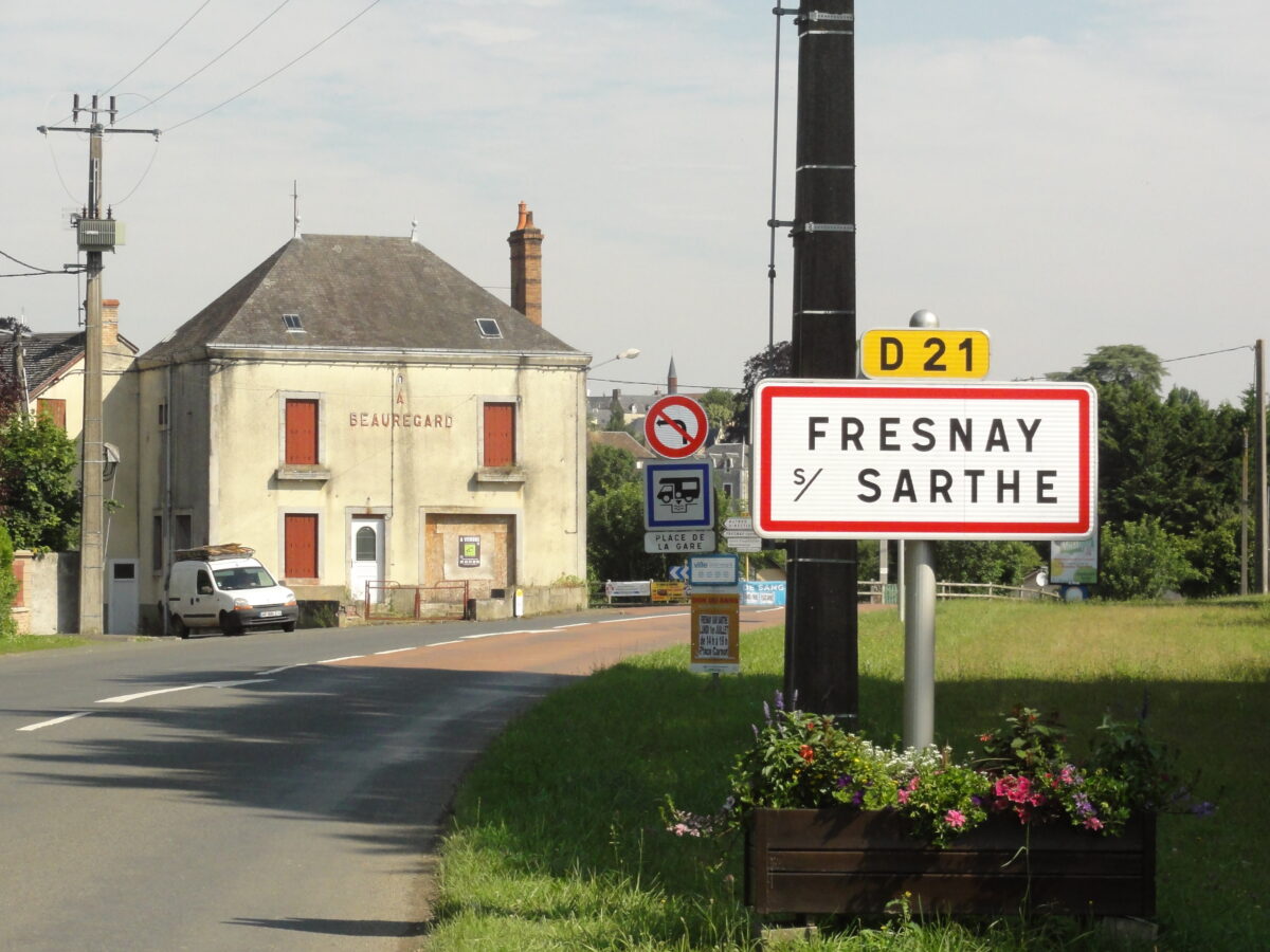 L’image actuelle n’a pas de texte alternatif. Le nom du fichier est : Fresnay-sur-Sarthe_entree-scaled.jpg