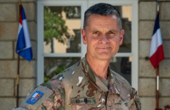 Ancien commandant des Écoles militaires de Saumur et de l’École de cavalerie, le général Emmanuel Charpy vient d’être promu général de corps d’armée. Il prend désormais une responsabilité majeure pour la défense et la sécurité militaire dans l’Ouest.