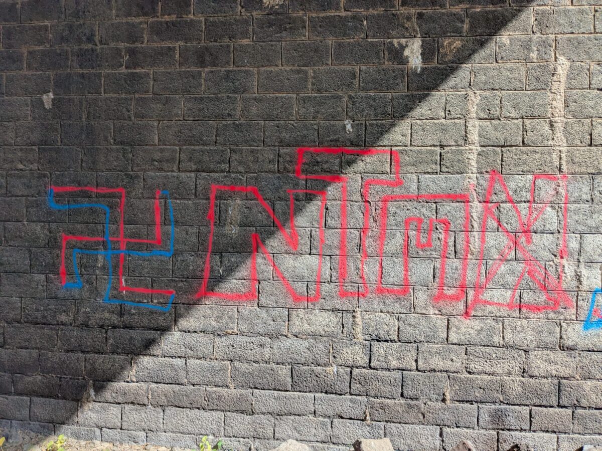 Des tags à caractère raciste et néo-nazi ont été découverts dimanche 27 septembre dans le tunnel d’accès à la gare de Savennières, en Maine-et-Loire.