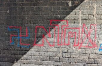 Des tags à caractère raciste et néo-nazi ont été découverts dimanche 27 septembre dans le tunnel d’accès à la gare de Savennières, en Maine-et-Loire.