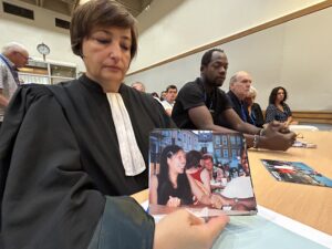 Me Chipi, avocate des enfants d'Adélaïde Duplouy montre le visage de la mère de famille tuée en 2023. Le principal suspect du meurtre est Stéphane Iganache.