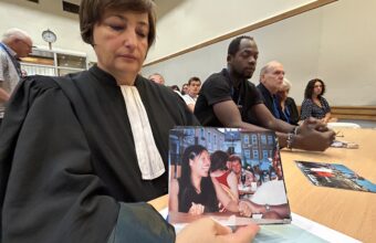 Me Chipi, avocate des enfants d'Adélaïde Duplouy montre le visage de la mère de famille tuée en 2023. Le principal suspect du meurtre est Stéphane Iganache.