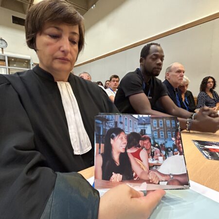 Me Chipi, avocate des enfants d'Adélaïde Duplouy montre le visage de la mère de famille tuée en 2023. Le principal suspect du meurtre est Stéphane Iganache.