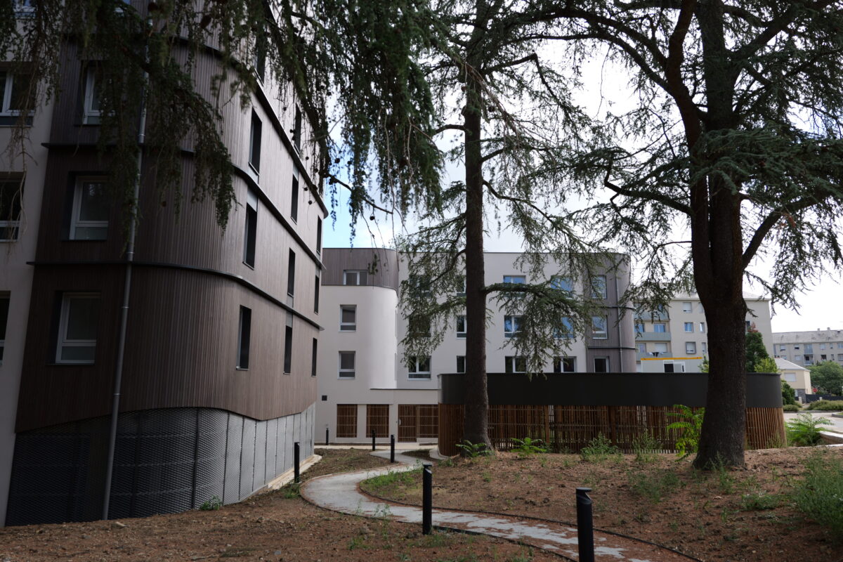 À Angers, la résidence Nobel accueille 102 étudiants depuis le 1er septembre. Studios meublés, loyers, équipements : découvrez ce nouveau logement étudiant à Belle-Beille.
