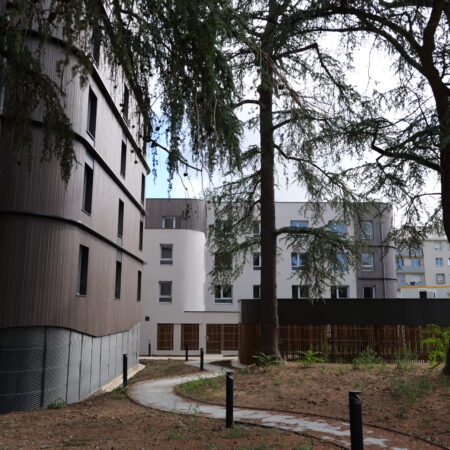 À Angers, la résidence Nobel accueille 102 étudiants depuis le 1er septembre. Studios meublés, loyers, équipements : découvrez ce nouveau logement étudiant à Belle-Beille.