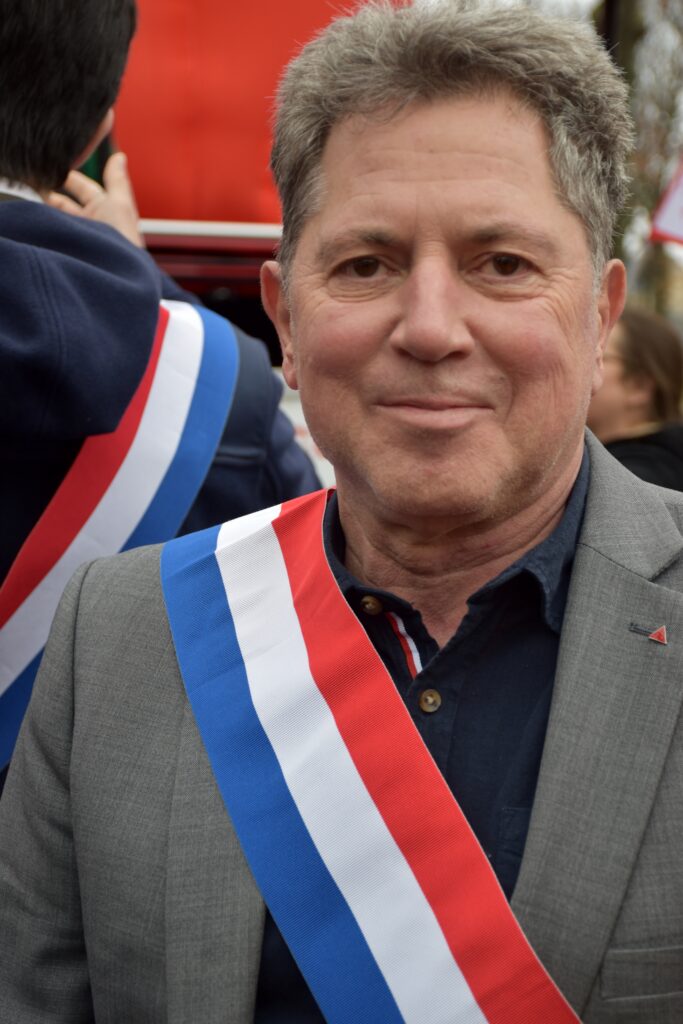 L’image actuelle n’a pas de texte alternatif. Le nom du fichier est : Rassemblement_Nationalisons_ArcelorMittal_le_27_novembre_2025_a_Paris_—_048-scaled.jpg