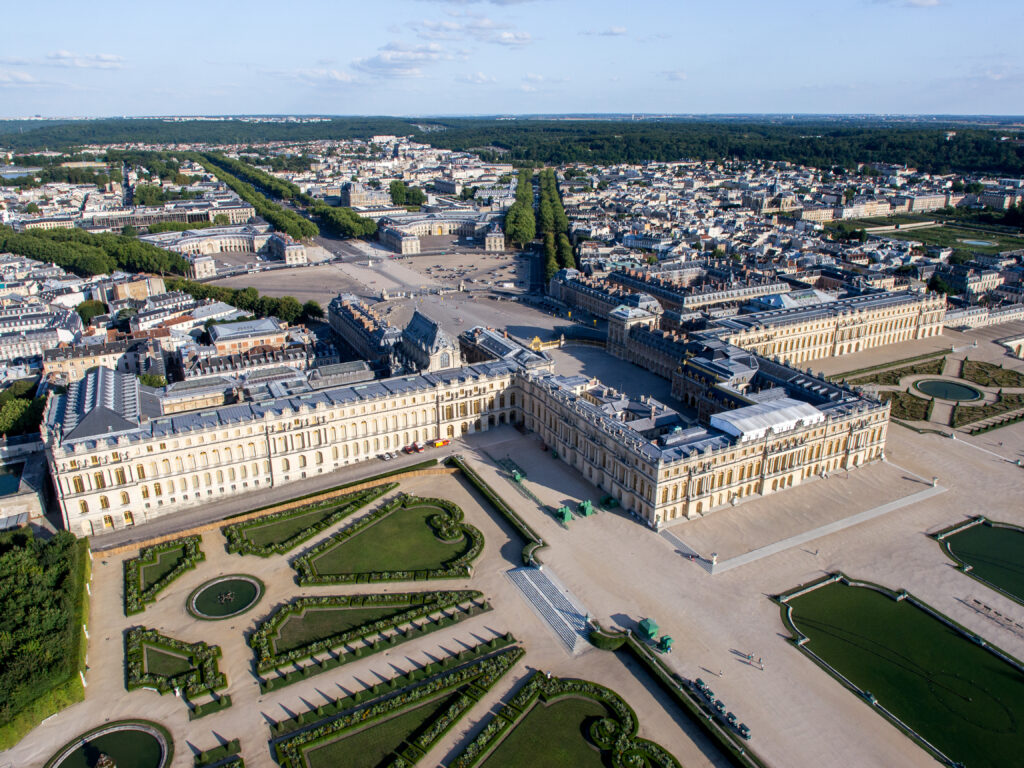 L’image actuelle n’a pas de texte alternatif. Le nom du fichier est : Vue_aerienne_du_domaine_de_Versailles_par_ToucanWings_-_Creative_Commons_By_Sa_3.0_-_083-scaled.jpg