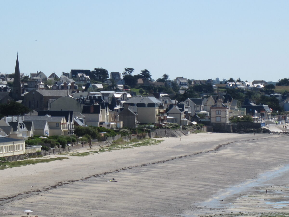L’image actuelle n’a pas de texte alternatif. Le nom du fichier est : Vue_sur_Saint-Pair-sur-Mer_depuis_Granville-scaled.jpg